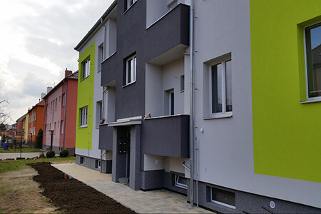 Zateplení opláštění včetně klempířských prvků a hromosvodů. Výstavba nových komunikací včetně terénních úprav.